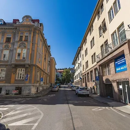 Stylish Next To President Palace Apartament