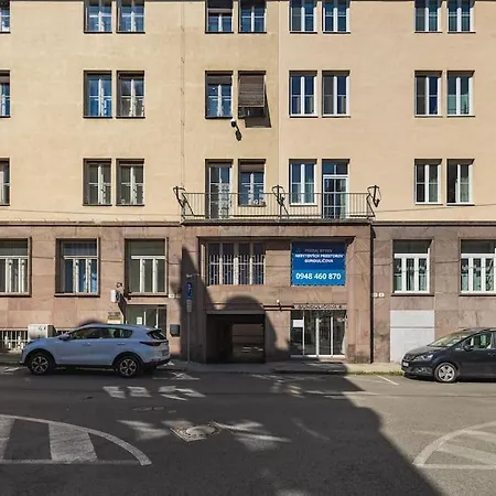 Stylish Next To President Palace Apartament